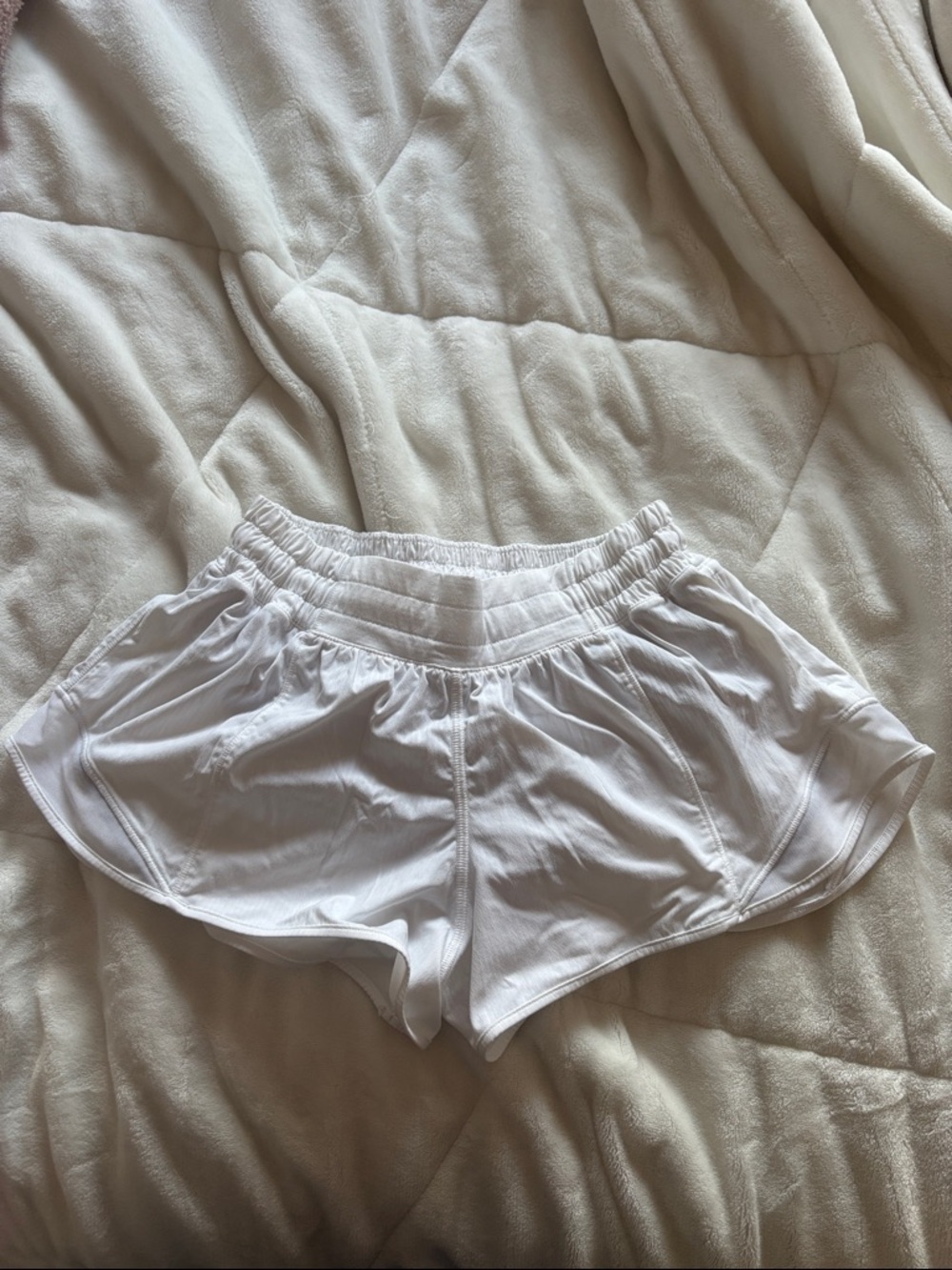 lululemon athletics hotty hot shirt 2.5 inches